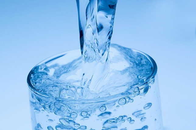 Wasser ins Glas